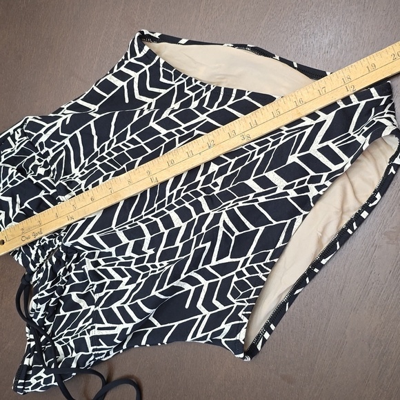 LA BLANCAL Black and Cream Swimsuit One Piece Halter - Picture 5 of 5